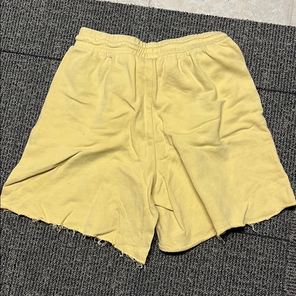H&M pastel yellow sweat shorts - Picture 2 of 2